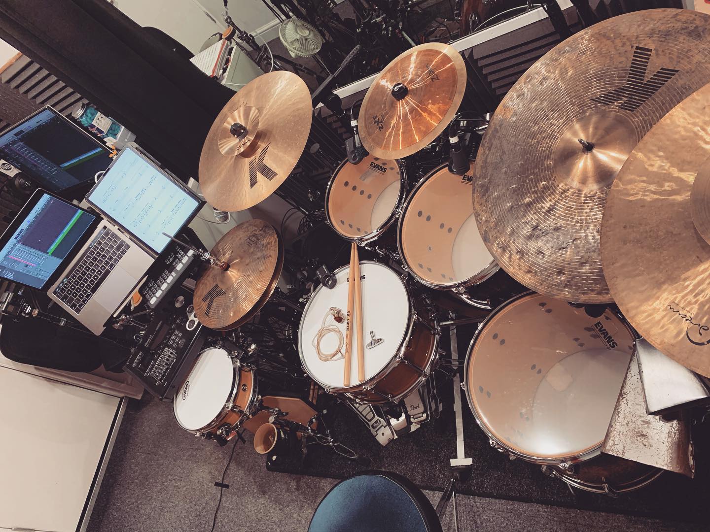 A kit pic from this morning’s remote drum session. If you would like me to record drums on your next song feel free to get in touch via my website (link in bio).
.
.
#drumsession #drumrecording #drums #drummer #instadrum #drumlife #pearldrums #zildjian #vicfirth #evansdrumheads #64audio